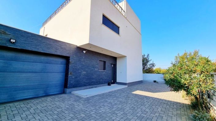 Image No.4-6 Bed Property for sale