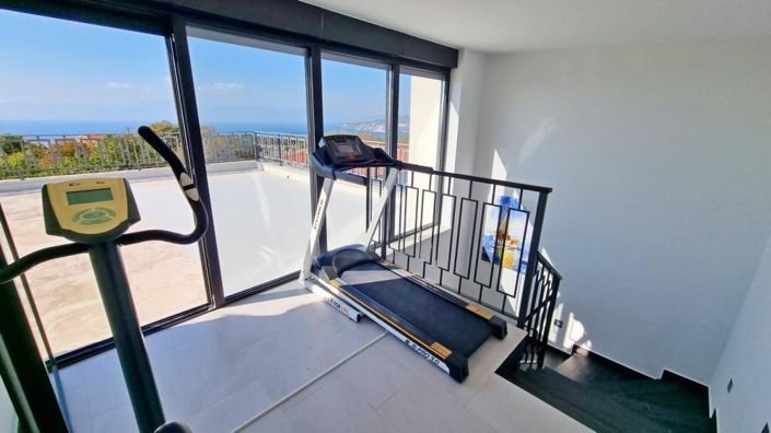 Image No.5-6 Bed Property for sale