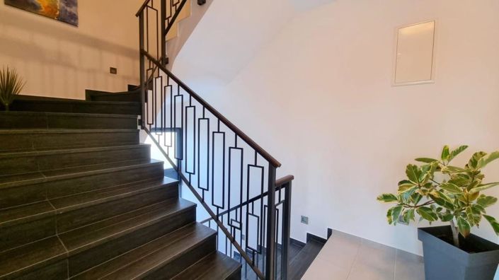 Image No.6-6 Bed Property for sale