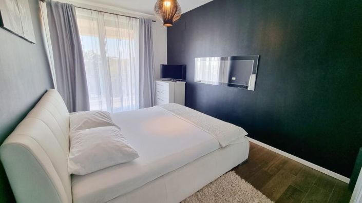 Image No.8-6 Bed Property for sale