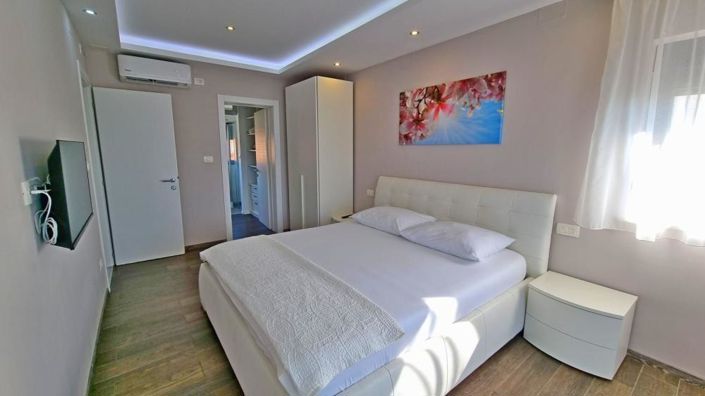 Image No.9-6 Bed Property for sale