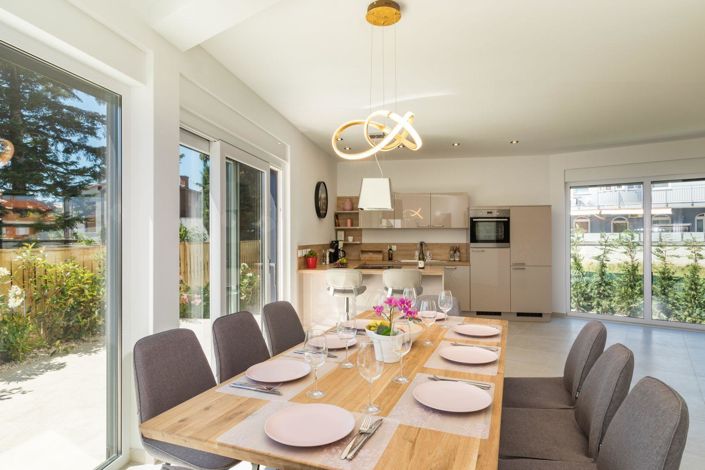 Image No.11-9 Bed Property for sale