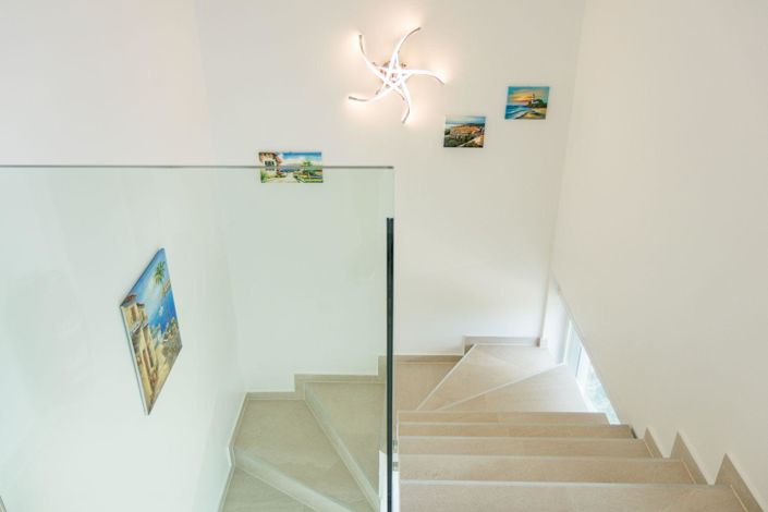 Image No.20-9 Bed Property for sale