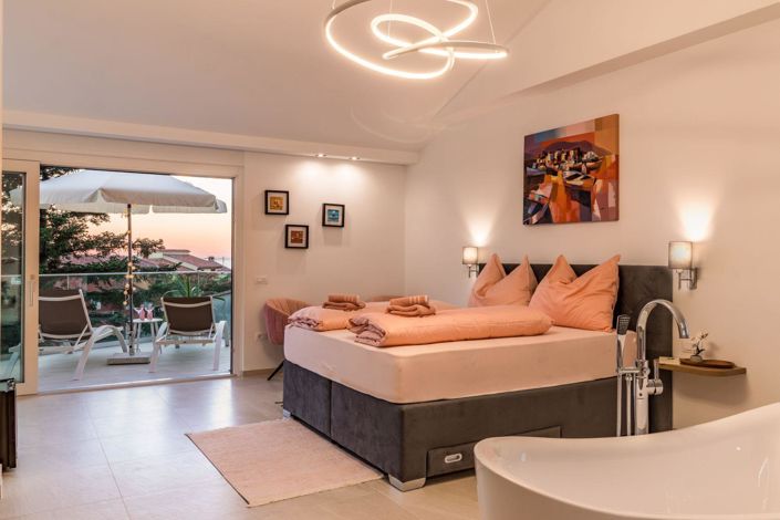 Image No.24-9 Bed Property for sale