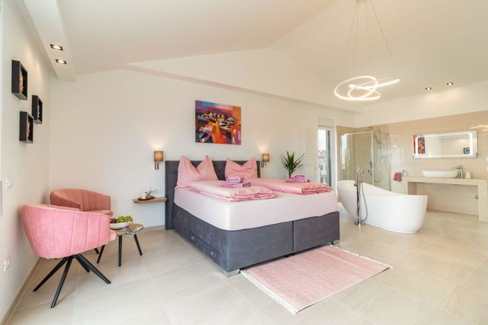 Image No.25-9 Bed Property for sale