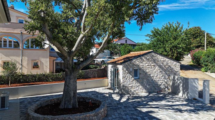 Image No.8-3 Bed Property for sale