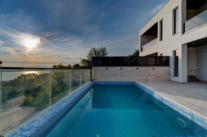 Image No.1-4 Bed Property for sale