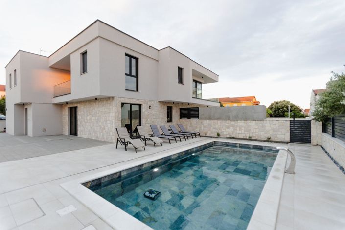 Image No.1-4 Bed Property for sale