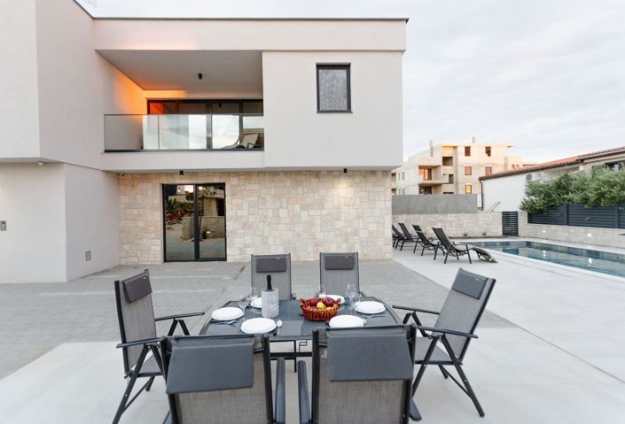 Image No.2-4 Bed Property for sale