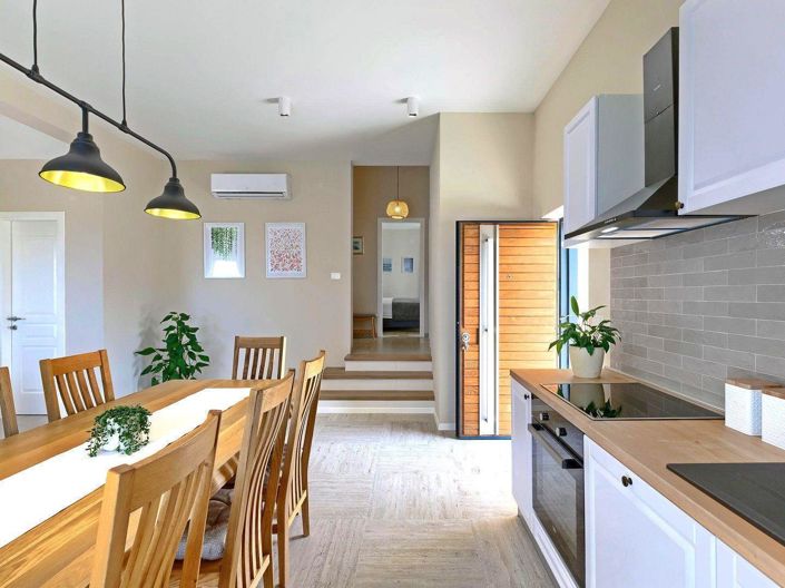 Image No.17-9 Bed Property for sale