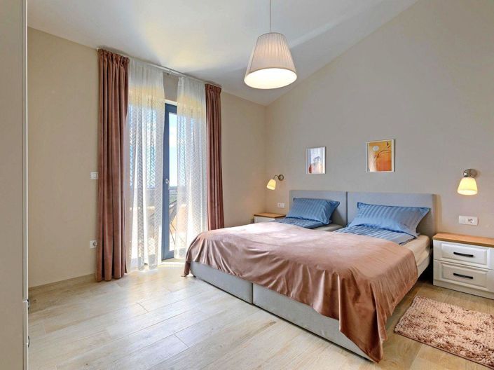 Image No.19-9 Bed Property for sale