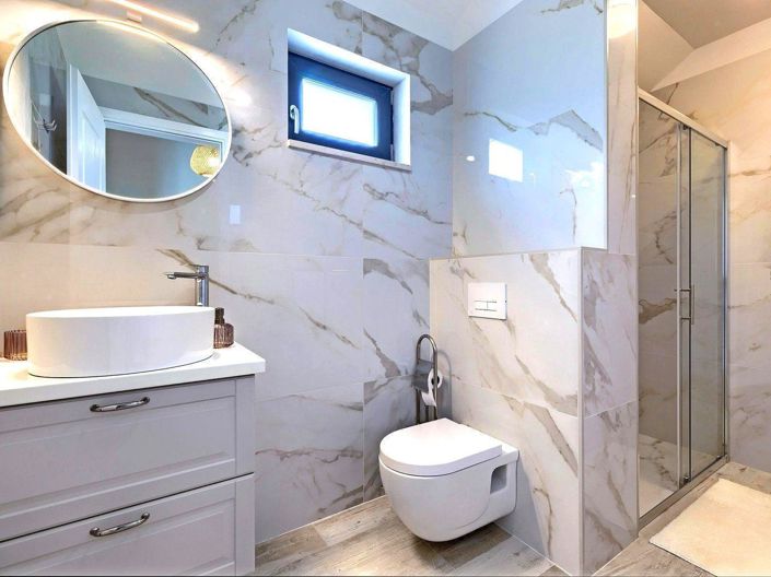 Image No.24-9 Bed Property for sale