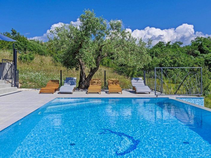 Image No.3-9 Bed Property for sale