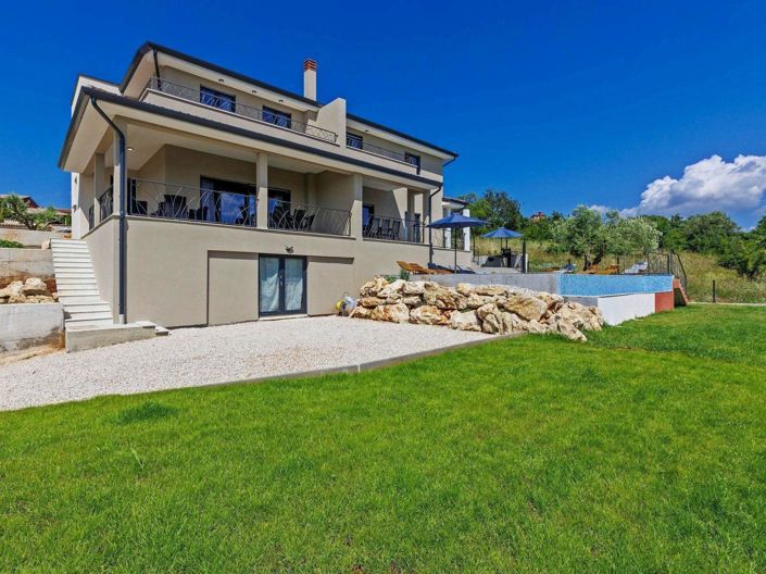 Image No.8-9 Bed Property for sale