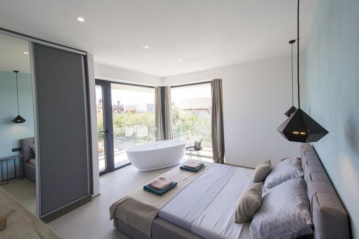 Image No.10-4 Bed Property for sale