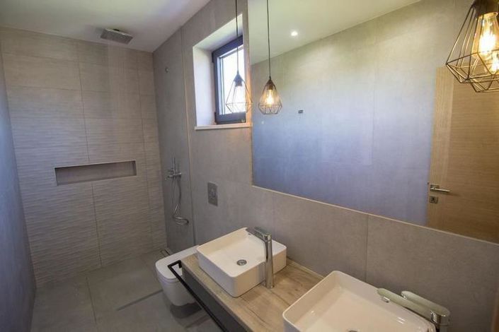 Image No.20-4 Bed Property for sale