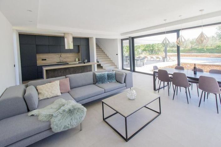 Image No.4-4 Bed Property for sale