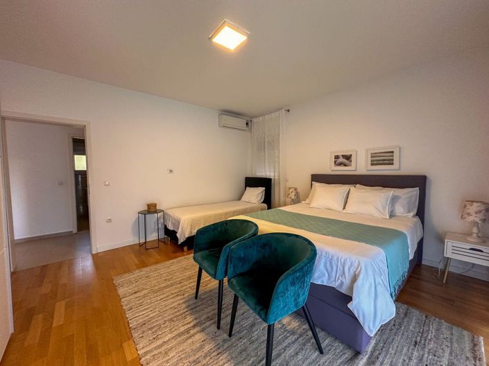 Image No.17-9 Bed Property for sale