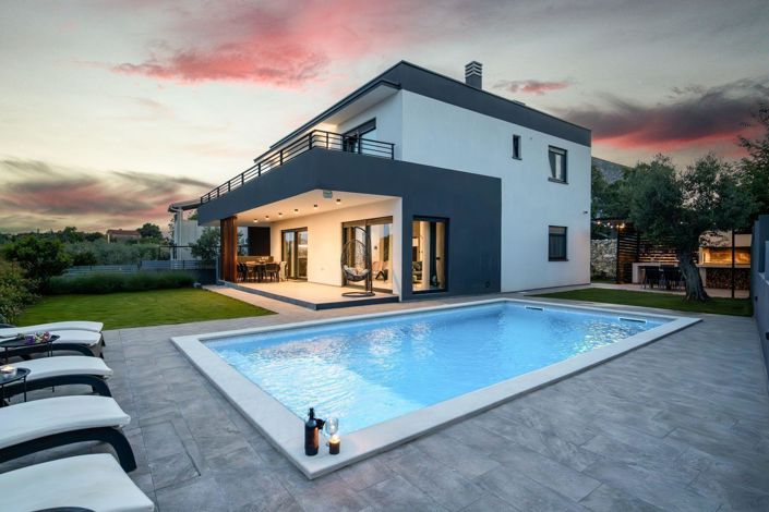 Image No.1-4 Bed Property for sale