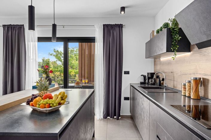 Image No.16-4 Bed Property for sale