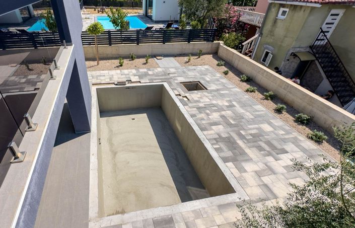 Image No.11-3 Bed Property for sale