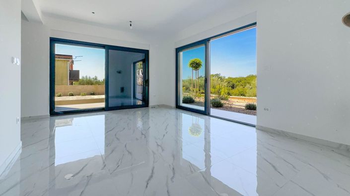 Image No.14-3 Bed Property for sale