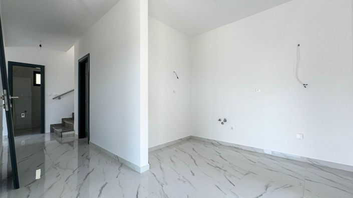 Image No.17-3 Bed Property for sale