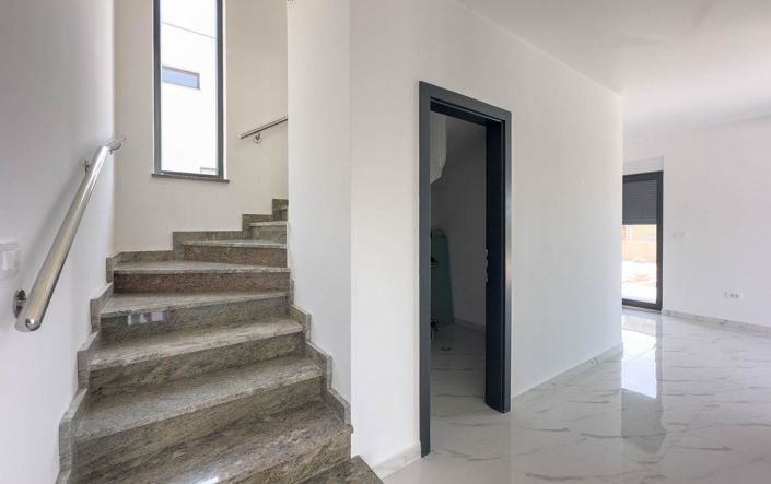 Image No.20-3 Bed Property for sale