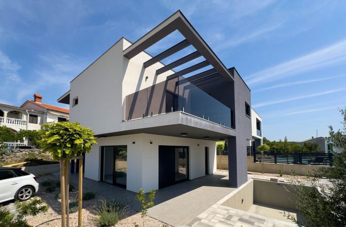 Image No.8-3 Bed Property for sale