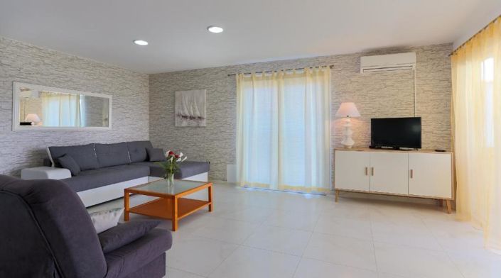 Image No.10-6 Bed Property for sale