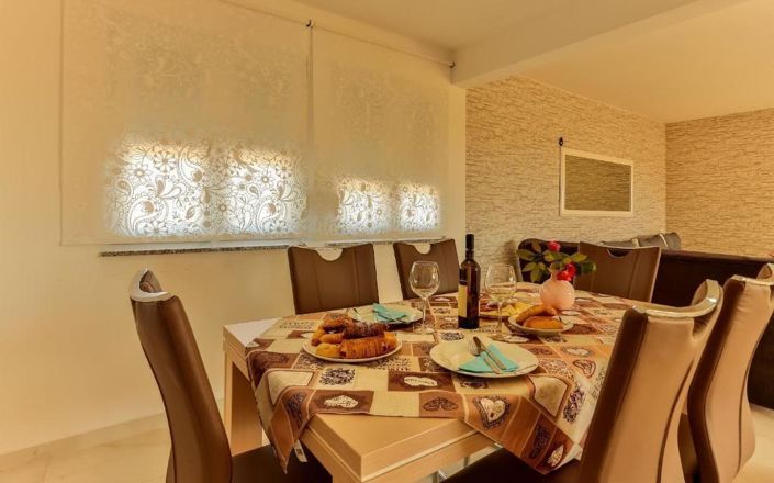 Image No.11-6 Bed Property for sale