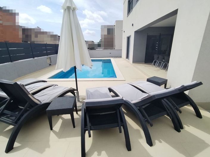 Image No.13-3 Bed Property for sale