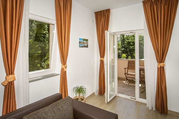 Image No.12-9 Bed Property for sale