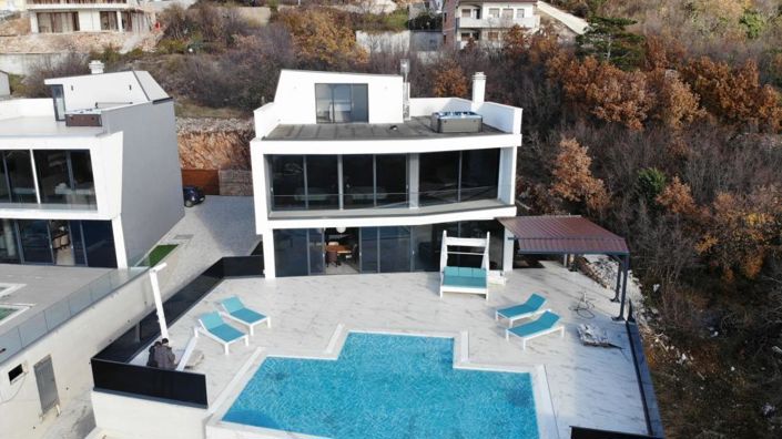 Image No.1-4 Bed Property for sale