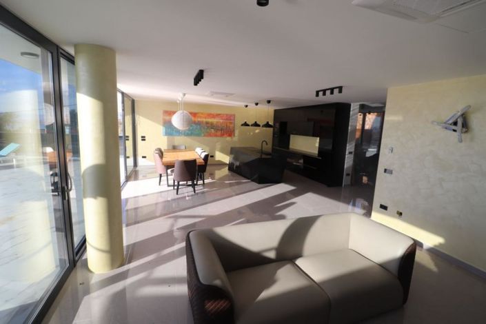 Image No.10-4 Bed Property for sale