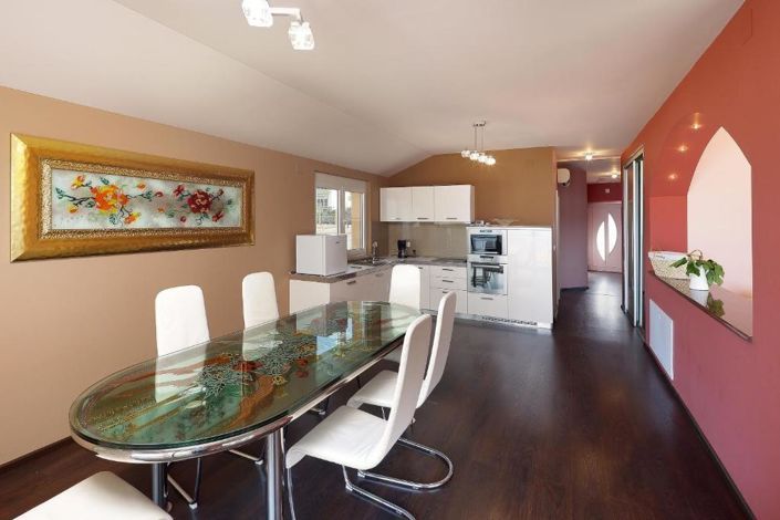 Image No.15-9 Bed Property for sale