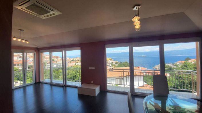 Image No.6-9 Bed Property for sale