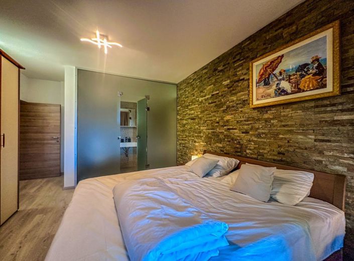 Image No.18-7 Bed Property for sale