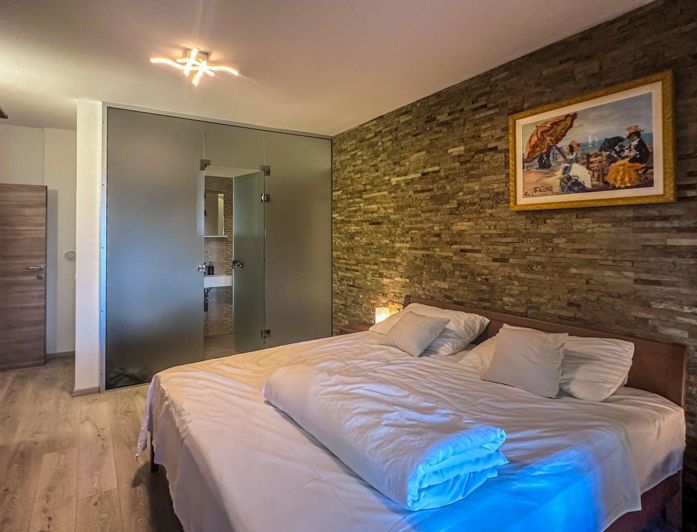 Image No.25-7 Bed Property for sale