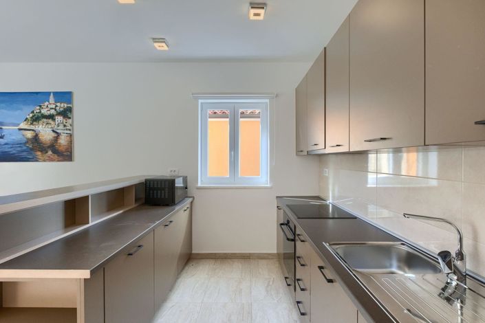 Image No.10-4 Bed Property for sale