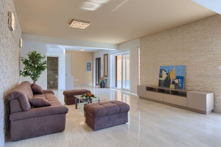 Image No.17-4 Bed Property for sale