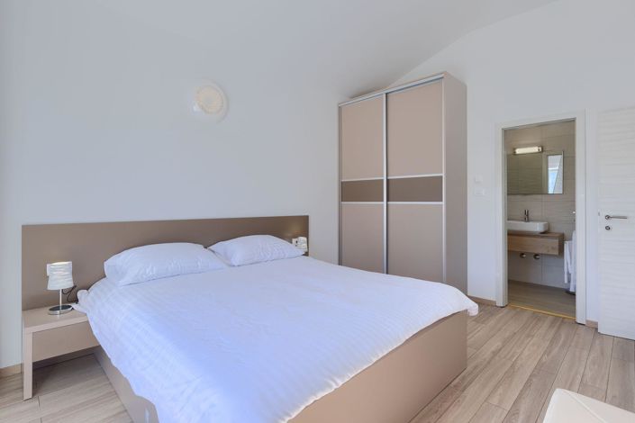 Image No.19-4 Bed Property for sale