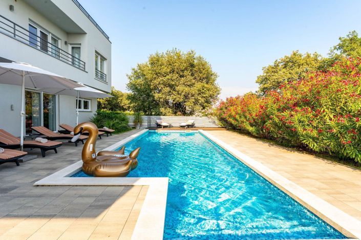 Image No.1-5 Bed Property for sale
