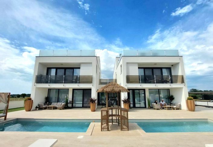 Image No.1-6 Bed Property for sale