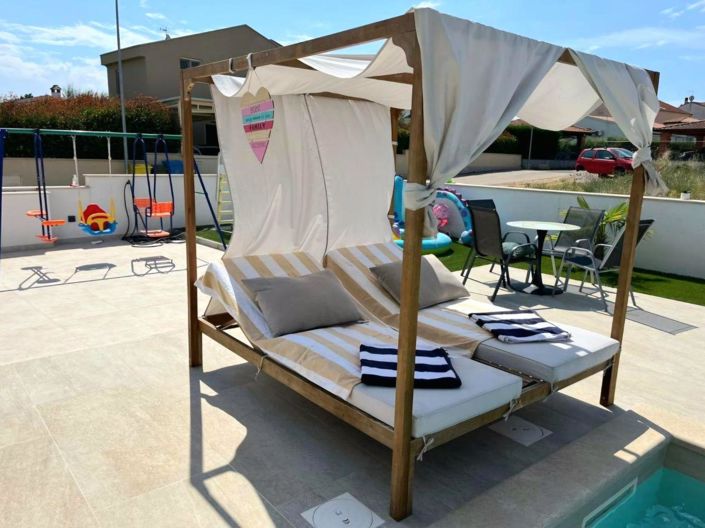 Image No.19-6 Bed Property for sale