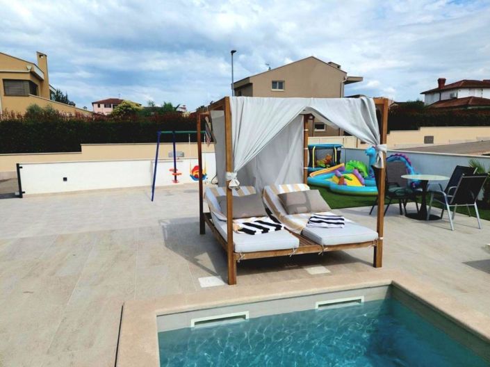 Image No.20-6 Bed Property for sale