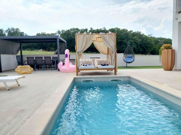 Image No.5-6 Bed Property for sale