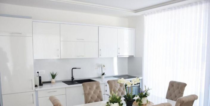 Image No.8-6 Bed Property for sale