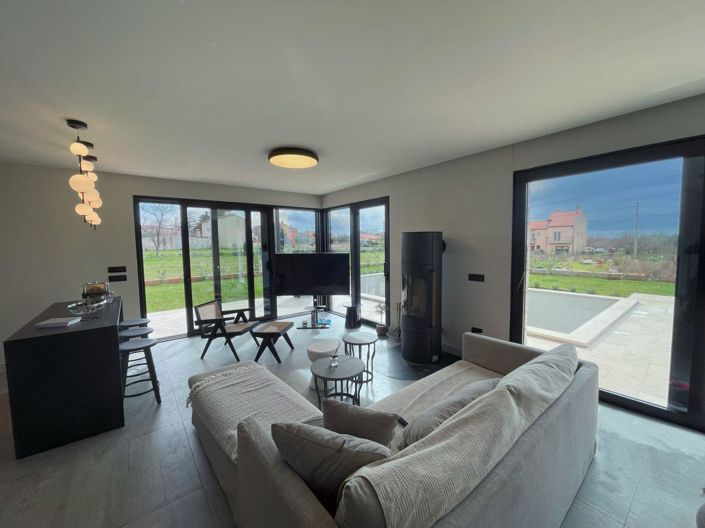 Image No.4-4 Bed Property for sale