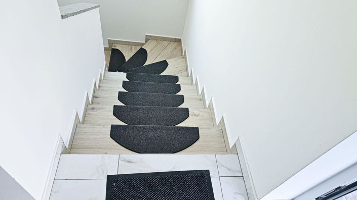 Image No.15-5 Bed Property for sale